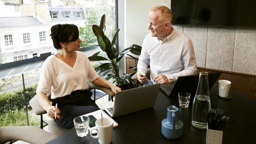 Bagaimana Cara Mengkritik Atasan dengan Tepat?